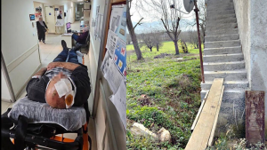 Merdivenlerden düşerek yaralandı