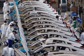 Otomotiv devi üretimi ikinci kez durdurdu