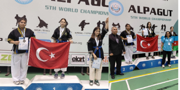 Bursa Uludağ Üniversitesi Spor Kompleksi'nde 4-7 Aralık tarihleri arasında gerçekleşen 5. Dünya Alpagut Şampiyonası'na antrenör annesiyle birlikte hazırlanan Mina Anka, iki defa ikinci olarak ödül kazandı.