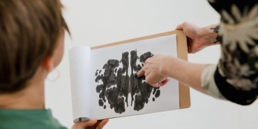 Surekli-Sinirlilik-ve-Tahammulsuzluk-Psikolojik-Bir-Belirti-mi-featured